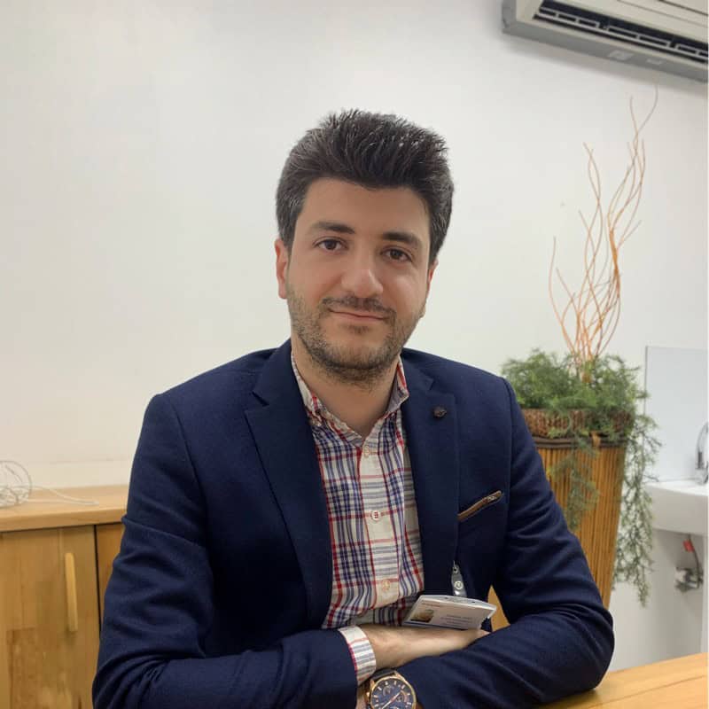 1576907669509 İsminizle profesyonel çalışan adam portresi.